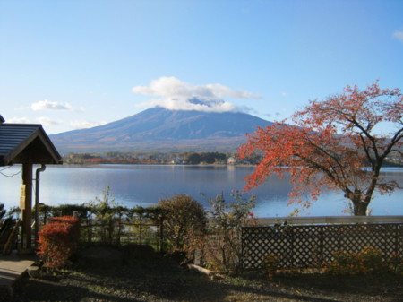 ＢＢＱハウスと富士山と湖