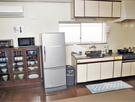 キッチン：冷蔵庫、ガスコンロ、電子レンジ
