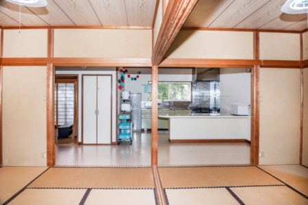 A棟室内6畳×2間とキッチン（襖なし）