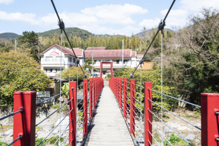 本館とコテージ繋ぐつり橋　結構揺れます笑