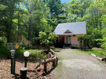 静かな高原に佇むコテージ外観