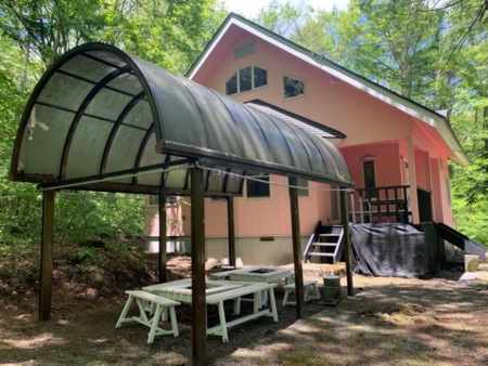 コテージと庭のBBQ場