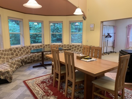 楕円形のリビングが個性的