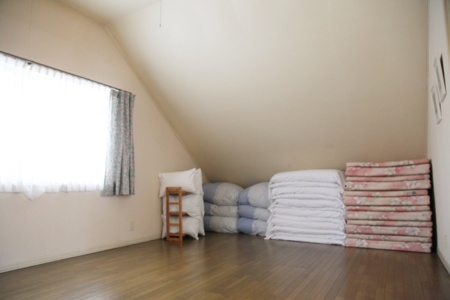 2階ロフト寝室(布団4組)