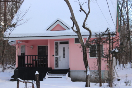 冬のコテージ外観