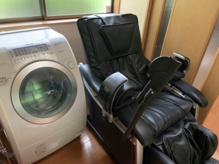 紅葉のマッサージチェアと洗濯機