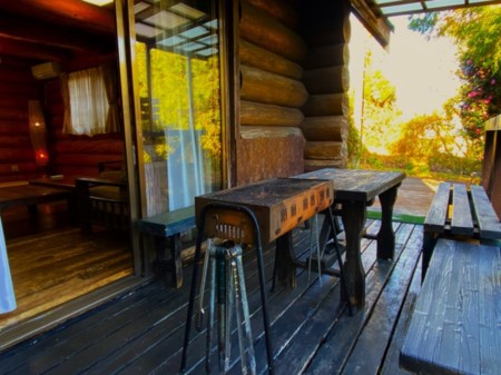 屋根付きのBBQデッキ