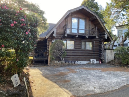 駐車場は建物の前です