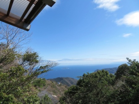 熱海の海を望む　中央には初島