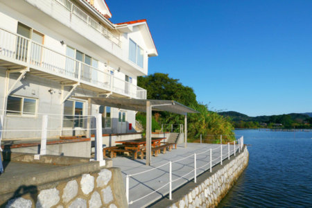 湖から見た建物