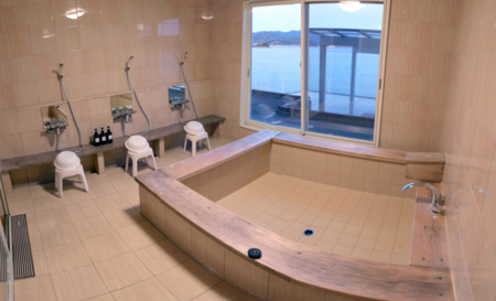 ヒノキを淵に使った角風呂