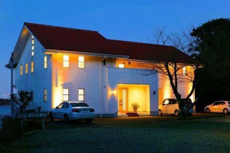 夜はライトアップしています