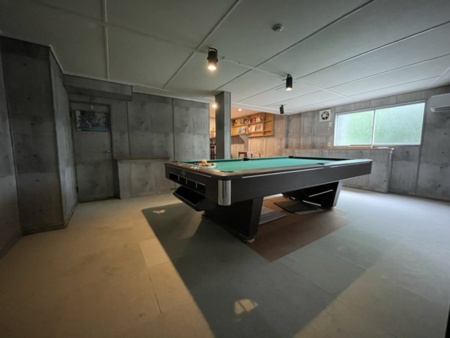 本格的プールバーでビリヤードを楽しもう