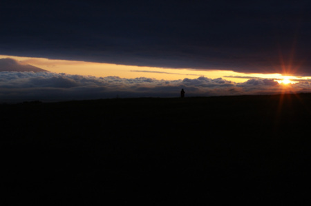 近くの高原での夜明け