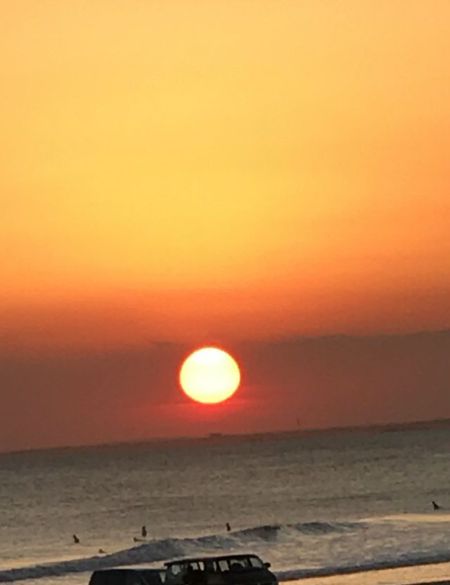 目の前の海から見た夕日です。