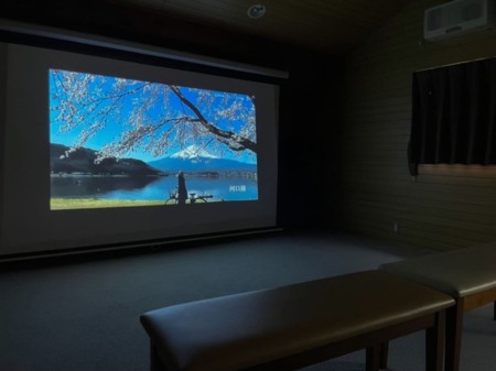 プロジェクター完備！まるで小さな映画館