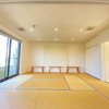 大広間後方の畳スペースで雑魚寝も可！