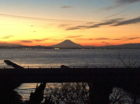 沈む夕日の先には大きな富士山！！