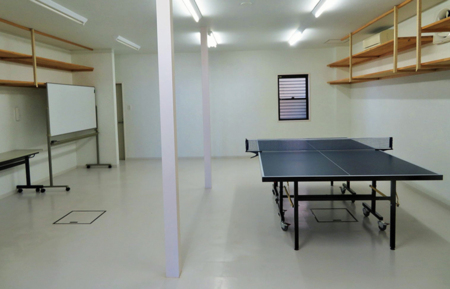 多目的ルームには卓球台・ホワイトボードも