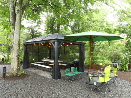 ガセボの中でも広い庭でもBBQ可