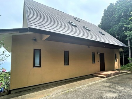 駐車場は建物の前です