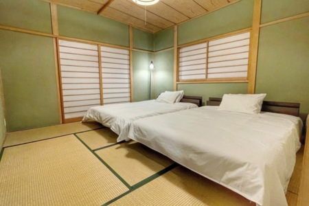 2F 和室（ダブルベッド×2台）