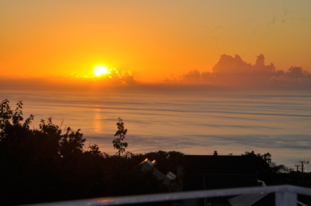 早朝、屋上から雄大な日の出を眺める