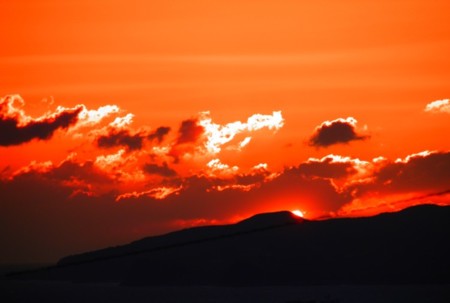 夕方、西の空。 夕日に照らされて染まる雲