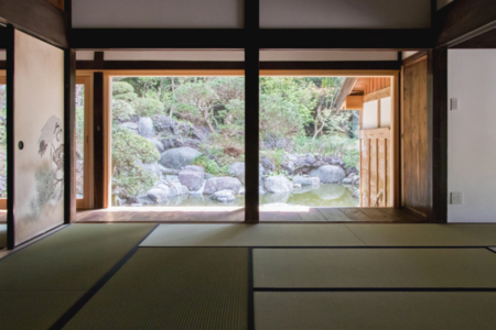 日本庭園が和室からは見えます