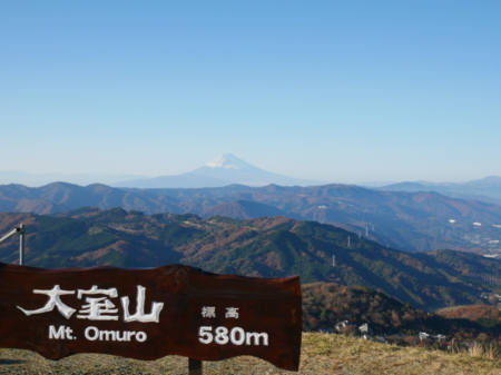 大室山頂から富士山を望む、車で５分の距離