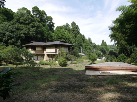 敷地奥からの眺め、手前にはBBQテラス