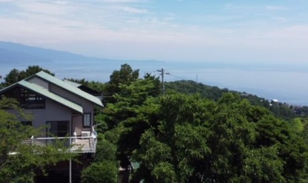 海を望む緑に囲まれたロケーション