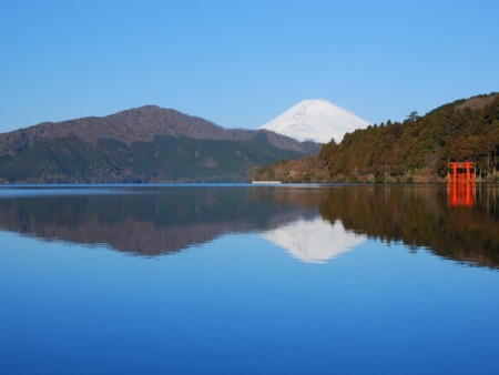 芦ノ湖まで車で約10分