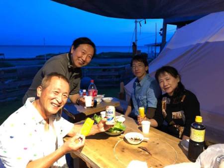 蒼い海をバックにBBQ大好きスタッフ一同