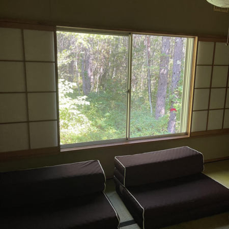 緑に囲まれた静かな和室