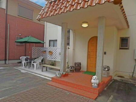 玄関先に８台分の駐車場　マイクロバスも可