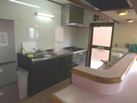 調理道具も揃っていて明るく広いキッチン