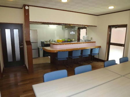 リビングよりキッチンの様子