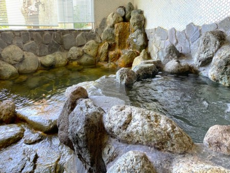 温泉地・熱海ならではの天然岩風呂温泉