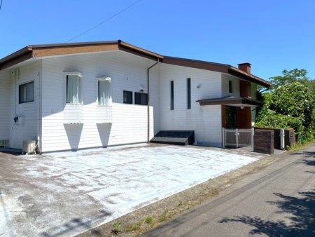 駐車場は玄関の横です（５台）