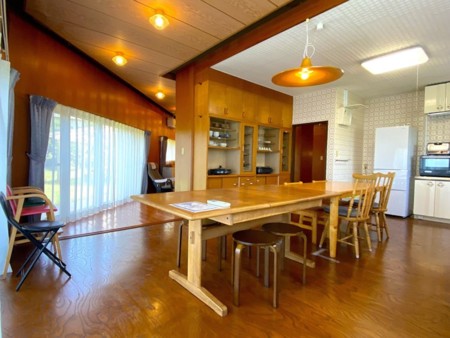 美味しい料理と楽しい会話が飛び交います