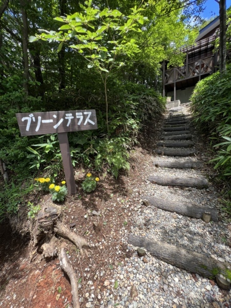 小道を登るとそこはグリーンテラスです♪