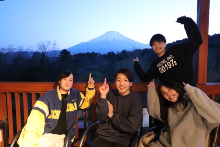 富士山バックにハイポーズ！