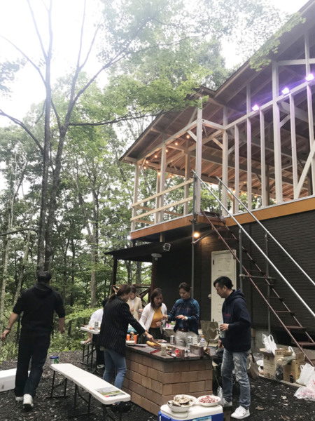 庭でBBQでスカイリビングでくつろぐ