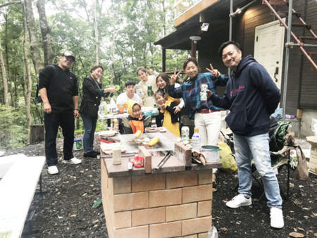 庭でBBQでスカイリビングでくつろぐ