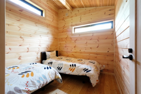 光が差し込む寝室