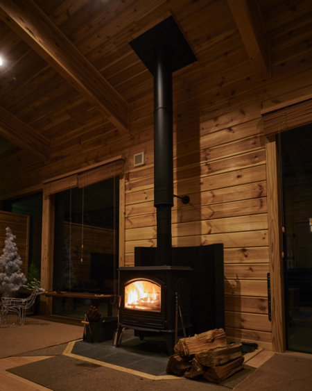 薪ストーブがいつもの会話を彩ります