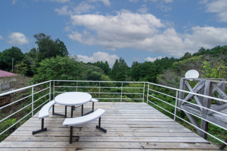 森林浴を楽しめるテラス付