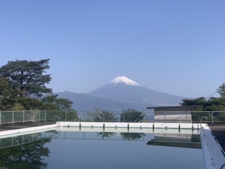 歩いて3分。周辺施設プール（夏期のみ営業