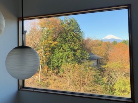 吹き抜け窓から望む富士山